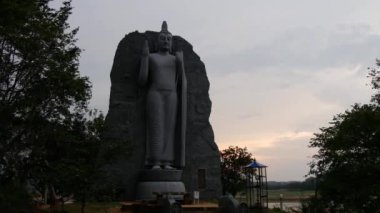 Gün batımında Sri Lanka 'nın büyük Buda heykeli
