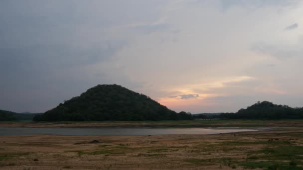 See Mit Hügeln Bei Sonnenuntergang Sri Lanka — Stockvideo