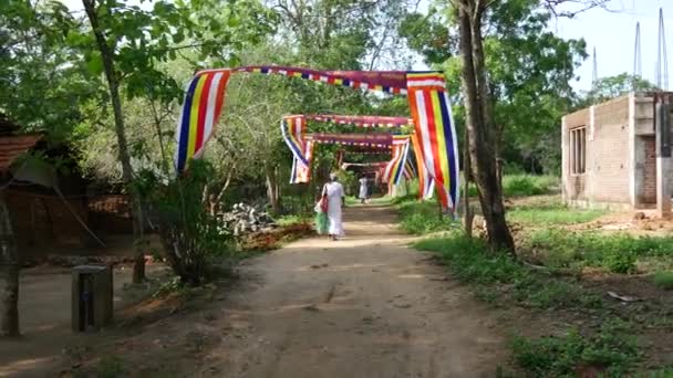 Gente Caminando Paños Blancos Hacia Templo Budista Sri Lanka — Vídeo de stock