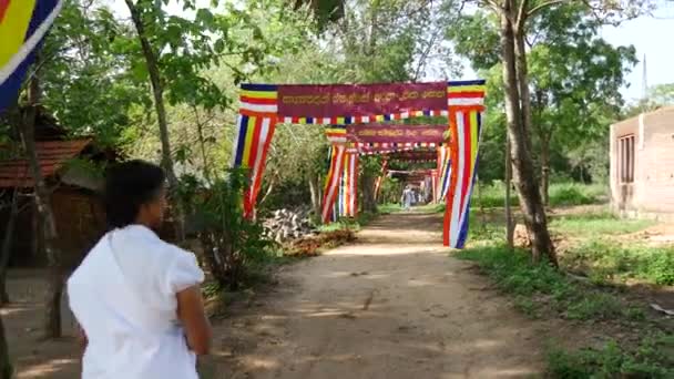 Kvinna Promenader Vita Dukar Till Buddism Tempel Sri Lanka — Stockvideo