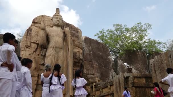 Skolbarn Framför Aukana Buddha Statyn Sri Lanka — Stockvideo