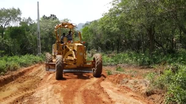 Faceci Pracujący Dużą Ciężarówką Polnej Drodze Sri Lance — Wideo stockowe