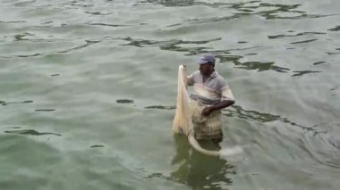 Negombo 'da bir nehirde balık tutan balıkçılar, batı kıyısında, Sri Lanka
