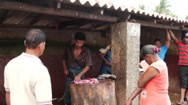 Negombo 'daki balık pazarında balık kesen adam, batı kıyısı, Sri Lanka
