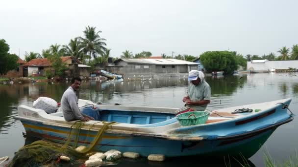 Fiskare Som Reparerar Fiskenätet Negombo Västkusten Sri Lanka — Stockvideo