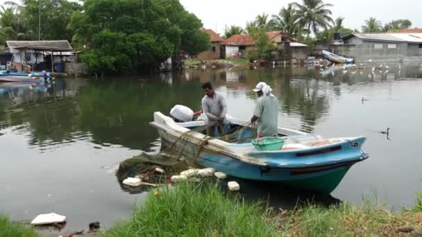 渔民在斯里兰卡西海岸的Negombo捡起渔网 — 图库视频影像