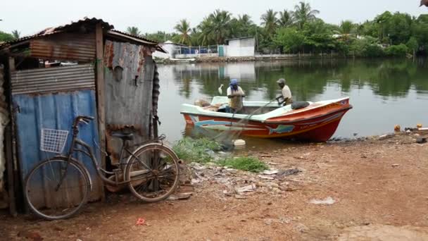 渔民在斯里兰卡西海岸的Negombo捡起渔网 — 图库视频影像