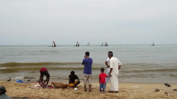 Família Assistindo Pescador Trabalhar Praia Com Barcos Peixe Tradicionais Fundo — Vídeo de Stock