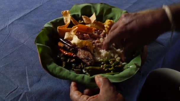 Lokale Sri Lankische Gerichte Mit Der Rechten Hand Essen — Stockvideo