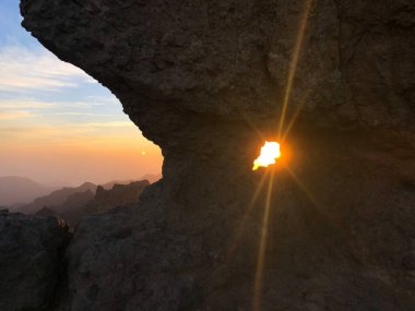 Roque Nublo 'da gün batımı ışıkları. Gran Canaria adasındaki volkanik kaya.
