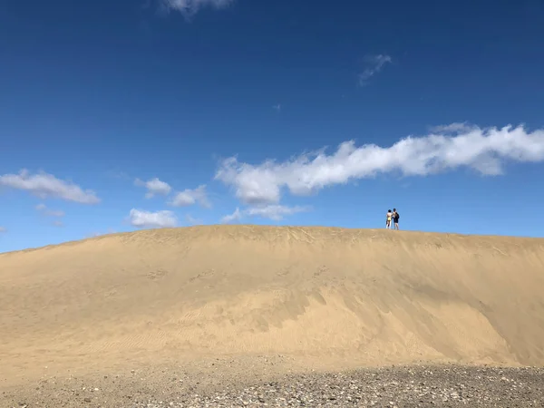 Coppia Turistica Sulle Dune Sabbia Maspalomas Gran Canaria — Foto Stock