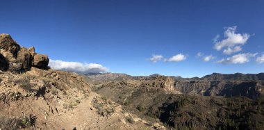 Gran Canaria 'daki Las Ninas Barajı çevresindeki panoramik manzara