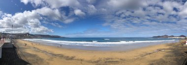 Las Palmas, Gran Canaria 'da gün batımında Las Canteras sahilinden Panorama