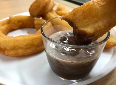 Gran Canaria adasında sıcak çikolataya batırılmış Churros.