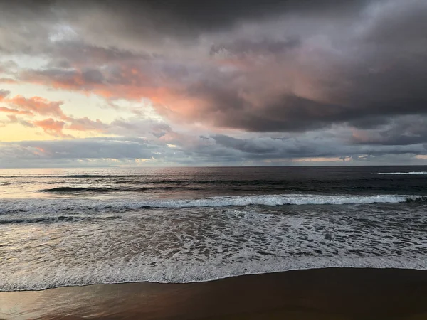 グラン カナリア州のラス パルマスで日没の間 カンタスビーチの上の暗い雲 — ストック写真