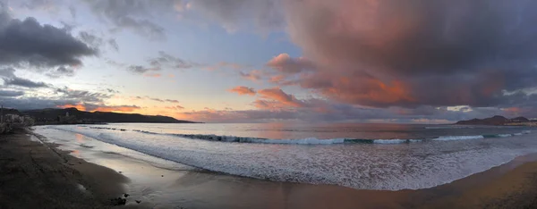 Las Palmas Gran Canaria Gün Batımında Las Canteras Sahilinin Üzerindeki — Stok fotoğraf