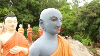 Ranawana Tapınağı 'ndaki Dünya' nın en uzun yürüyen Buda heykeli.