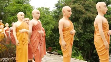 Ranawana Tapınağı 'ndaki Dünya' nın en uzun yürüyen Buda heykeli.