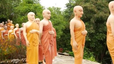 Ranawana Tapınağı 'ndaki Dünya' nın en uzun yürüyen Buda heykeli.