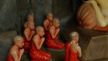 Sri Lanka 'nın Kandy bölgesindeki Ranawana Tapınağı' nda bir grup küçük Buda 'dan yayılan Buda' ya.