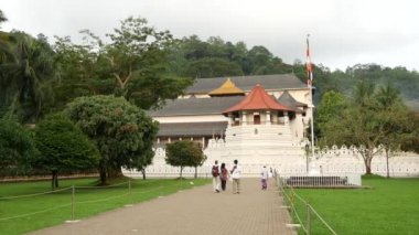 İnsanlar Kandy, Sri Lanka 'daki diş tapınağına yürüyorlar.