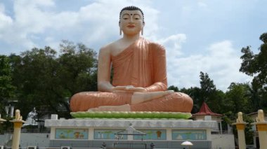 Hidellana 'daki Samadhi Buda Heykeli, Ratnapura Sri Lanka' daki Weeragoda Sri Maha Tapınağı