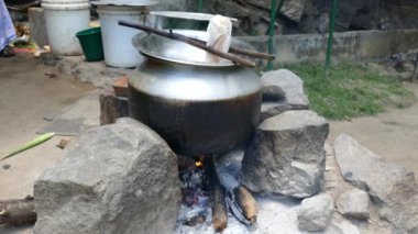 Rawana 'nın yanındaki sokakta Ella Sri Lanka' da mısır kaynıyor.