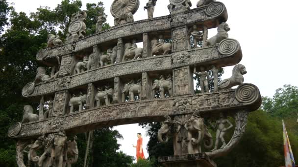 Staty Nära Världens Högsta Gående Buddha Staty Vid Ranawana Temple — Stockvideo