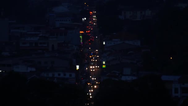 スリランカの夕方のキャンディの通りでの交通 — ストック動画