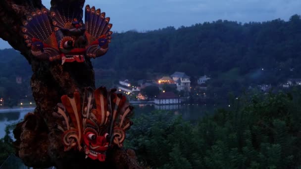 Masken Einem Baum Mit Dem Tempel Der Zähne Abend Hintergrund — Stockvideo