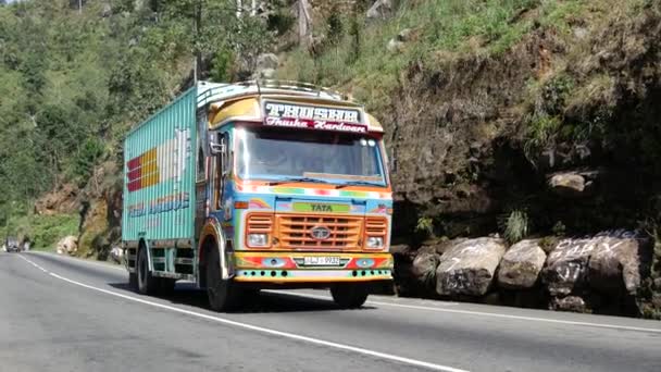 Vrachtwagen Rijdt Heel Langzaam Naar Top Van Berg Sri Lanka — Stockvideo