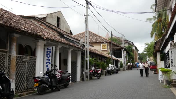 Gente Caminando Por Las Calles Del Casco Antiguo Galle Sri — Vídeo de stock