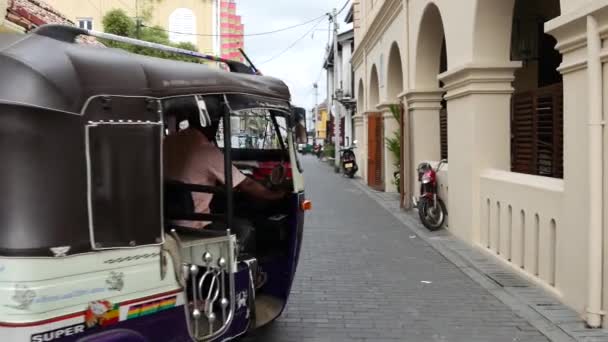 Tuk Tuk开车穿过斯里兰卡Galle老城的街道 — 图库视频影像