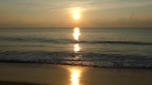 来自斯里兰卡阿鲁甘湾的海滩日出 — 图库视频影像