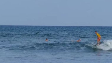 Arugam Körfezi Sri Lanka 'da dalga sörfü yapan adam.