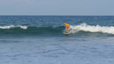 Arugam Körfezi Sri Lanka 'da dalga sörfü yapan adam.