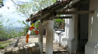 Mulkirigala Raja Maha Vihara 'da Budizm bayrakları. Mulkirigala Sri Lanka' da antik ve arkeolojik bir Budist tapınağı.