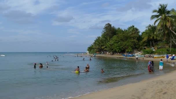 Gente Del Posto Gode Spiaggia Arugam Bay Nello Sri Lanka — Video Stock