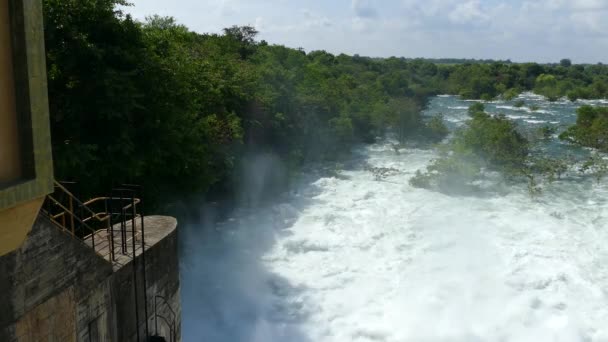 Плотина Удавалаве Всеми Четырьмя Открытыми Водосбросами Создает Большой Поток Воды — стоковое видео