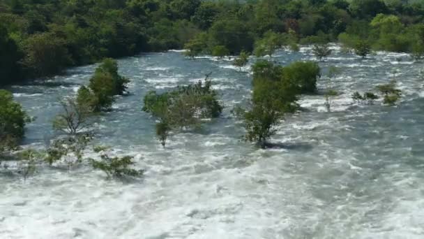 Плотина Удавалаве Всеми Четырьмя Открытыми Водосбросами Создает Большой Поток Воды — стоковое видео