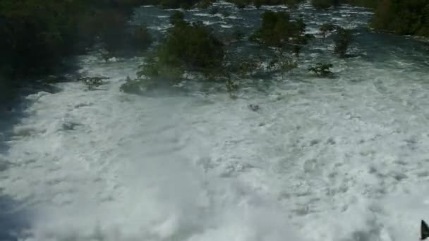 방수로가 연결되어 있어서 스리랑카에서 물줄기 가형성 — 비디오