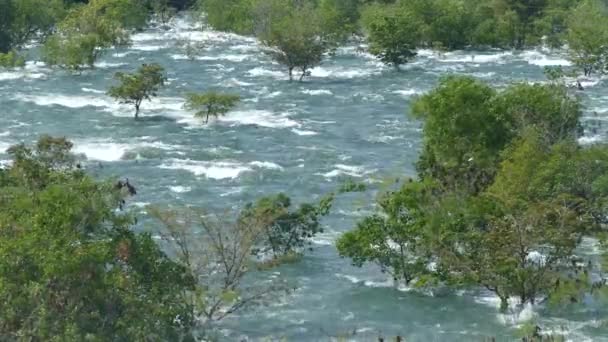 Der Udawalawe Staudamm Mit Allen Vier Offenen Überflutungskanälen Erzeugt Einen — Stockvideo
