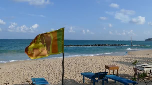 Bandiera Srilankan Sedie Sdraio Sulla Spiaggia Tangalle Nello Sri Lanka — Video Stock