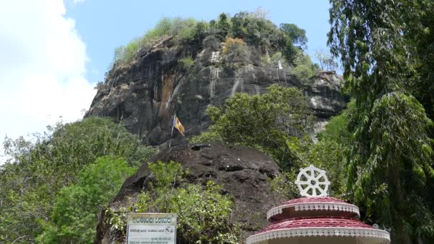 Montaña Con Mulkirigala Raja Maha Vihara Templo Budista Antiguo Arqueológico — Vídeos de Stock