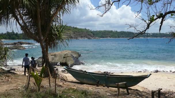 Para Stojąca Plaży Pobliżu Dmuchawki Hummanaya Kudawella Sri Lanka — Wideo stockowe