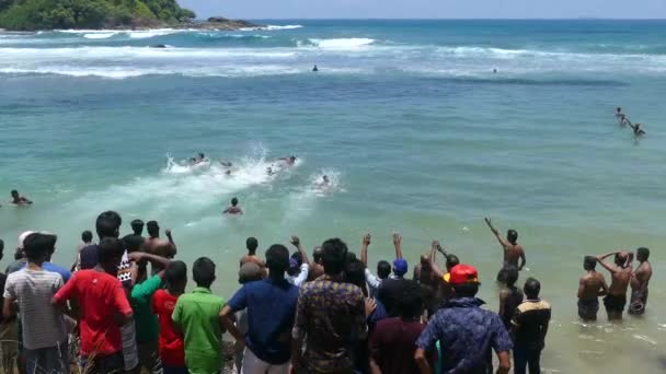 スリランカでの地元の人々との競泳や誤ったスタート — ストック動画