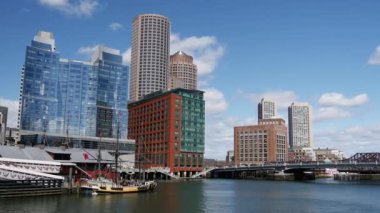Ufuk çizgisi olan Boston Çay Partisi Gemileri ve Müzesi 'nden zaman aşımı