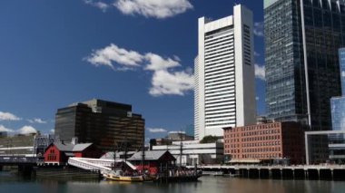 Arka planda ufuk çizgisi olan Boston Çay Partisi Gemileri ve Müzesinden Pan