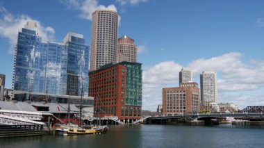 Arka planda ufuk çizgisi olan Boston Çay Partisi Gemileri ve Müzesi