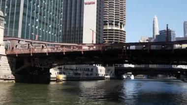 Clark Caddesi köprüsünden geçen Chicago nehrinin manzarası
